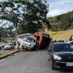Batida envolvendo carros e caminhões fecha avenida Raja Gabaglia, no Santa Lúcia, em BH