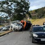 Batida envolvendo carros e caminhões fecha avenida Raja Gabaglia, no Santa Lúcia, em BH