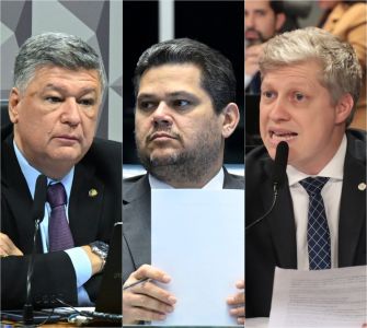 O senador Carlos Viana (esq.), o presidente do Congresso, senador Davi Alcolumbre (cen.), e o deputado Marcel van Hattem (dir.)
