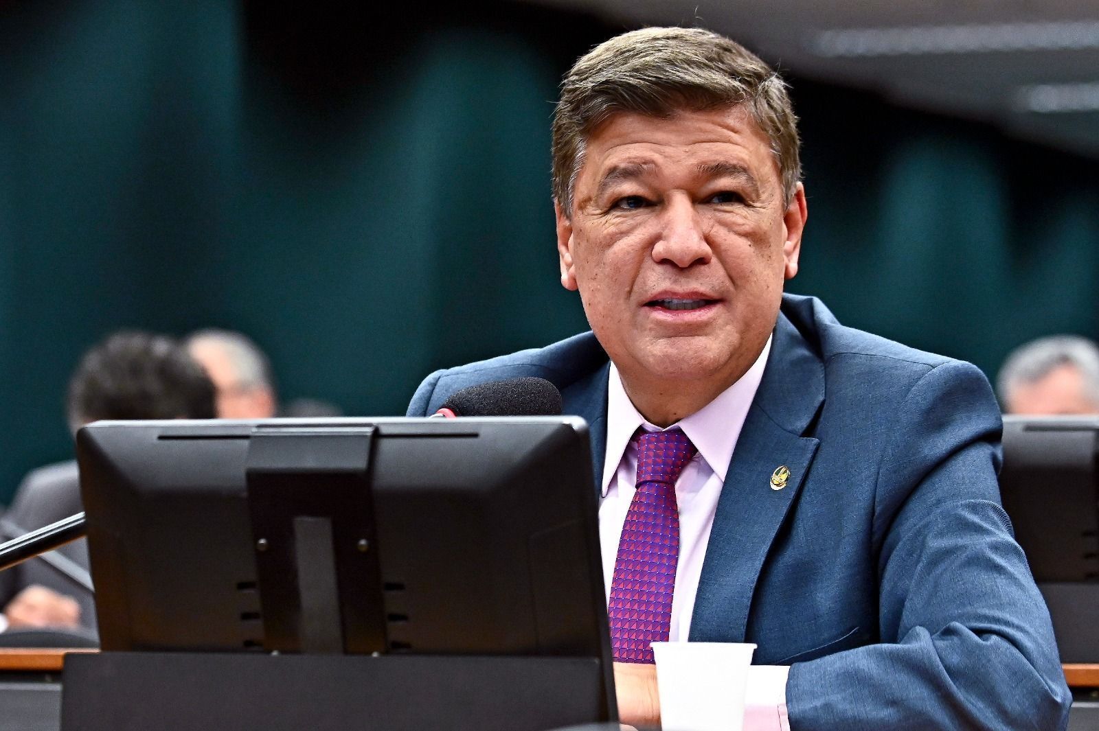 Viana embarca em campanha por impeachment de Moraes e recebe elogio de Nikolas