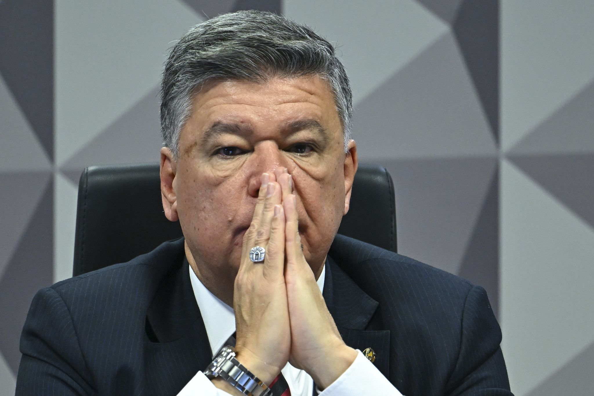 Após cirurgia bem-sucedida, quadro de Carlos Viana é estável e senador está no CTI