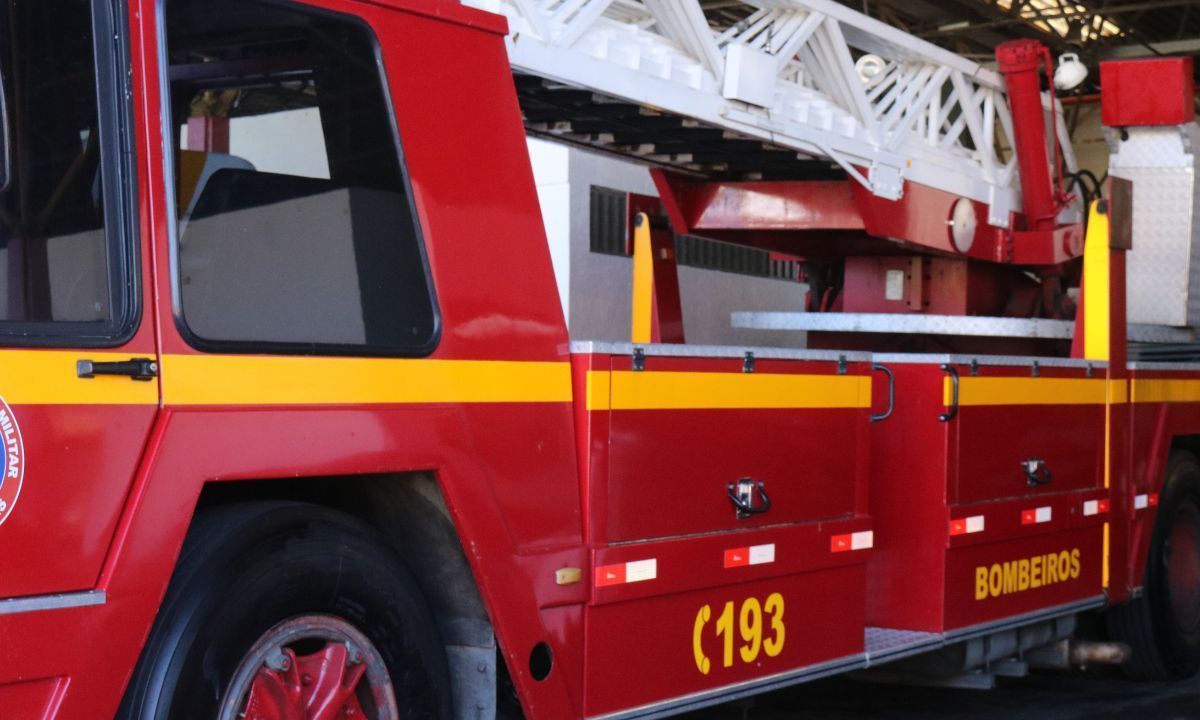 Casa é atingida por incêndio no bairro São Pedro em Barbacena (MG)