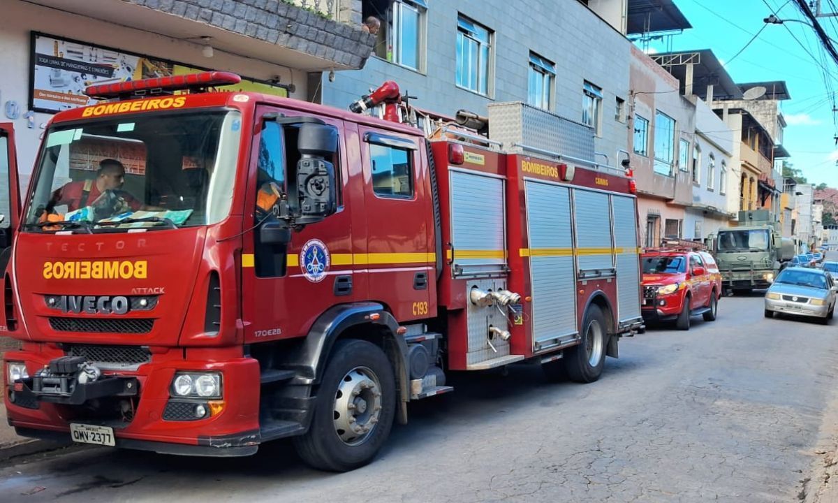 Fumaça em prédio mobiliza Corpo de Bombeiros em Santos Dumont (MG)