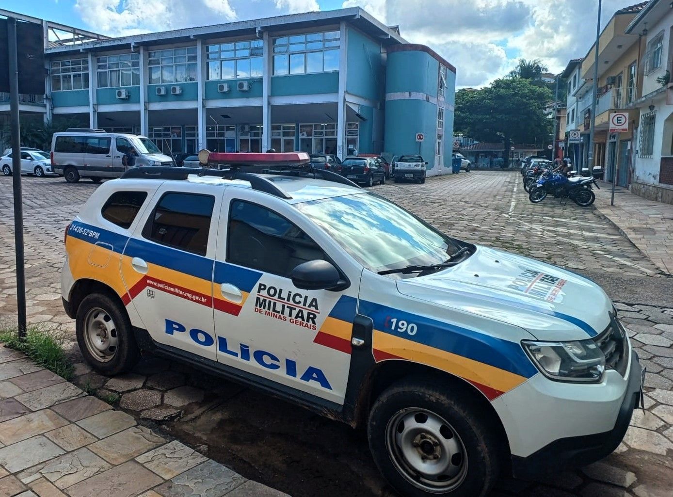 Homem é preso após fingir ajudar idoso cego para furtar celular em Betim, na Grande BH