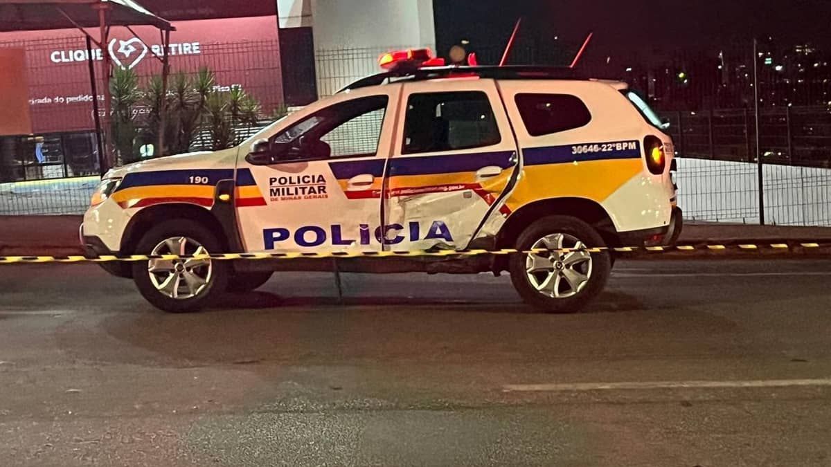 Motorista de aplicativo é assaltado e suspeito bate carro em viatura durante fuga em Belo Horizonte