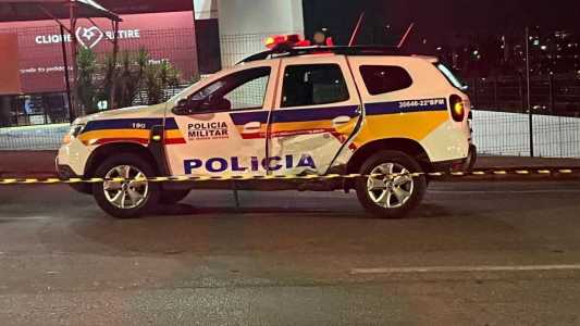 Viatura da PM foi atingida pelo carro durante fuga dos suspeitos em Belo Horizonte