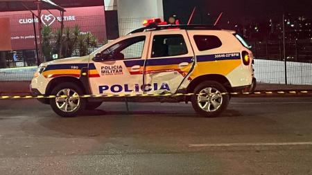 Viatura da PM foi atingida pelo carro durante fuga dos suspeitos em Belo Horizonte