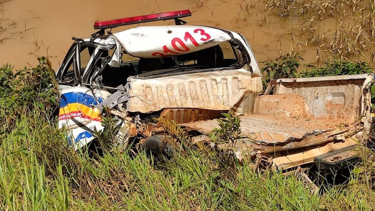 Viatura da PM fica destruída após ser atingida por caminhão durante ocorrência de acidente em Minas