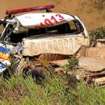 Viatura da PM fica destruída após ser atingida por caminhão durante ocorrência de acidente em Minas
