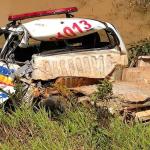 Viatura da PM fica destruída após ser atingida por caminhão durante ocorrência de acidente em Minas