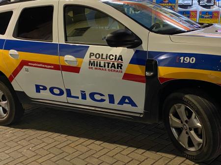 Homem ferido buscou socorro diretamente no Batalhão da Polícia Militar e foi levado pelo SAMU para o Hospital Samuel Libânio.