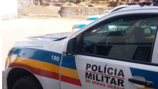 Viatura da Polícia Militar no sítio em que mulher foi resgatada