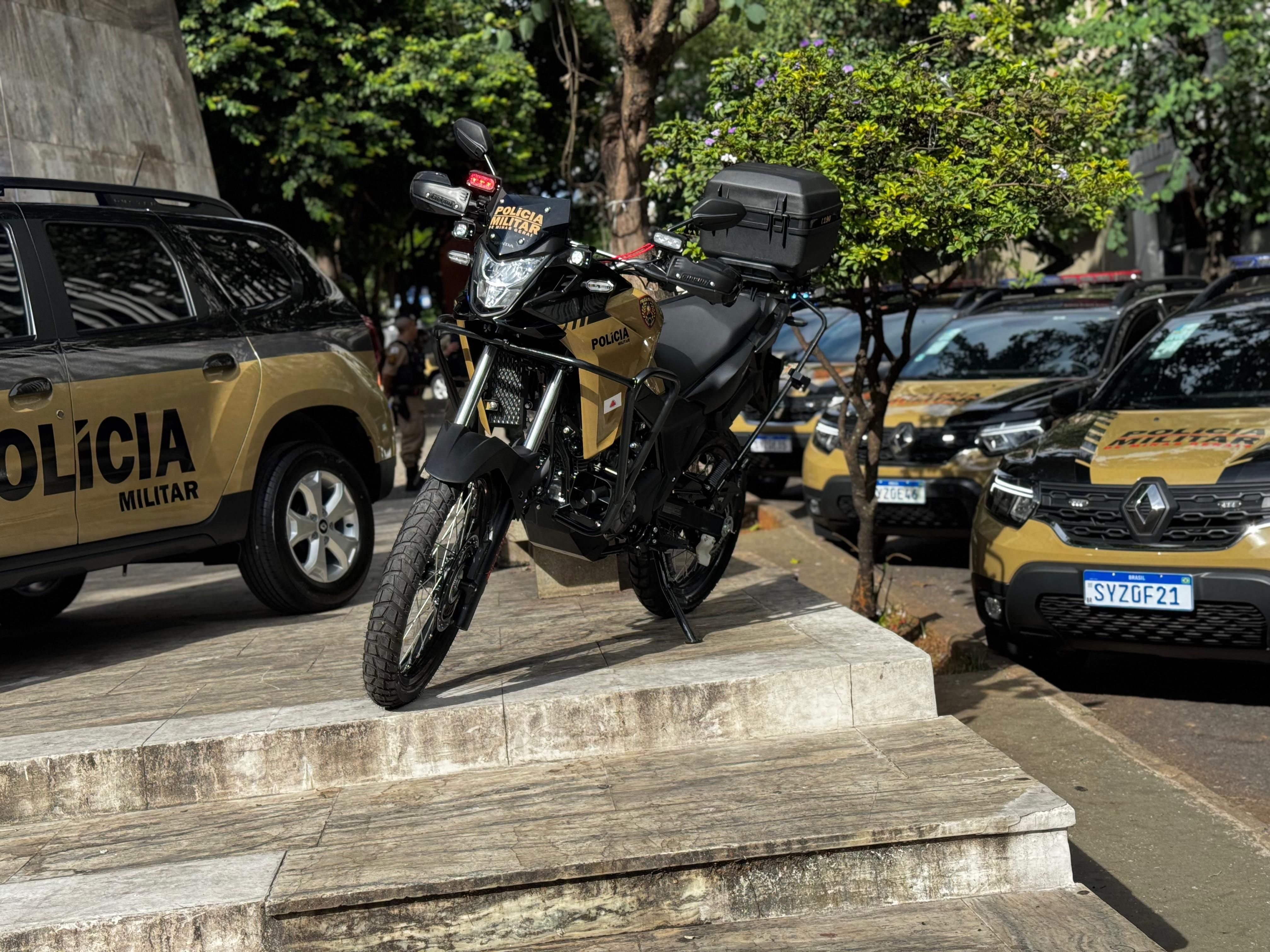Duster e motos com giroflex azul: vejas fotos das novas viaturas da PM de Minas