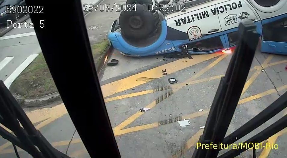 Vídeo: Viatura da PM faz conversão proibida e bate com BRT no Rio de Janeiro