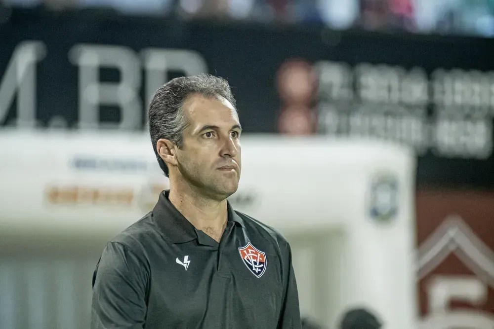 Caiu! Vitória demite o técnico Léo Condé após sequência de derrotas