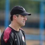 Técnico do Vitória critica campo 'muito irregular' de estádio do Altos-PI e cobra CBF