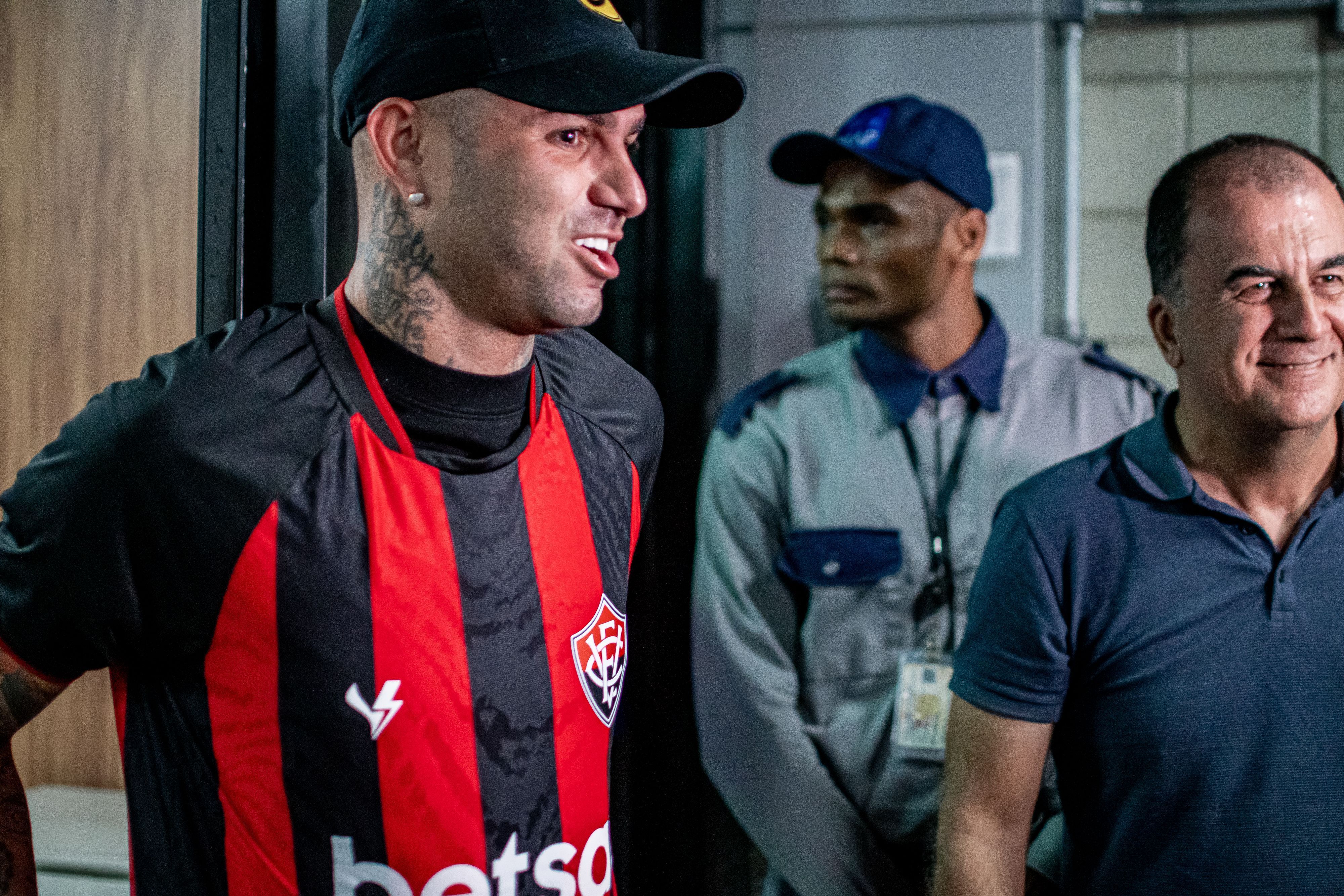 Luan é recebido com festa pela torcida do Vitória em Salvador: 'Rei da América!'