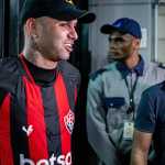 Luan é recebido com festa pela torcida do Vitória em Salvador: 'Rei da América!'