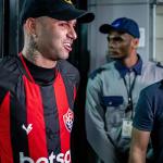 Luan é recebido com festa pela torcida do Vitória em Salvador: 'Rei da América!'