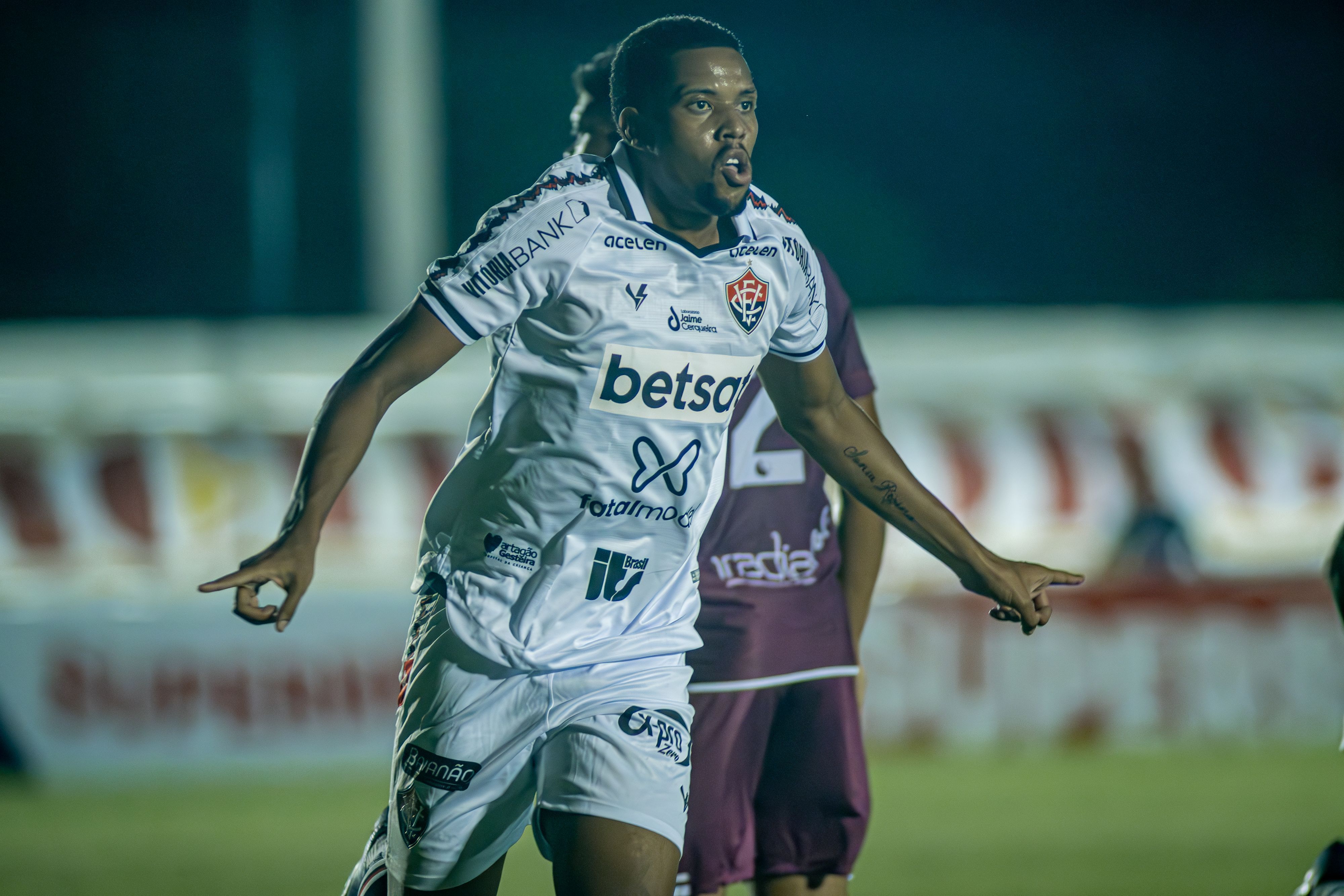 Com atuação discreta, Vitória bate Jacuipense na estreia do Campeonato Baiano