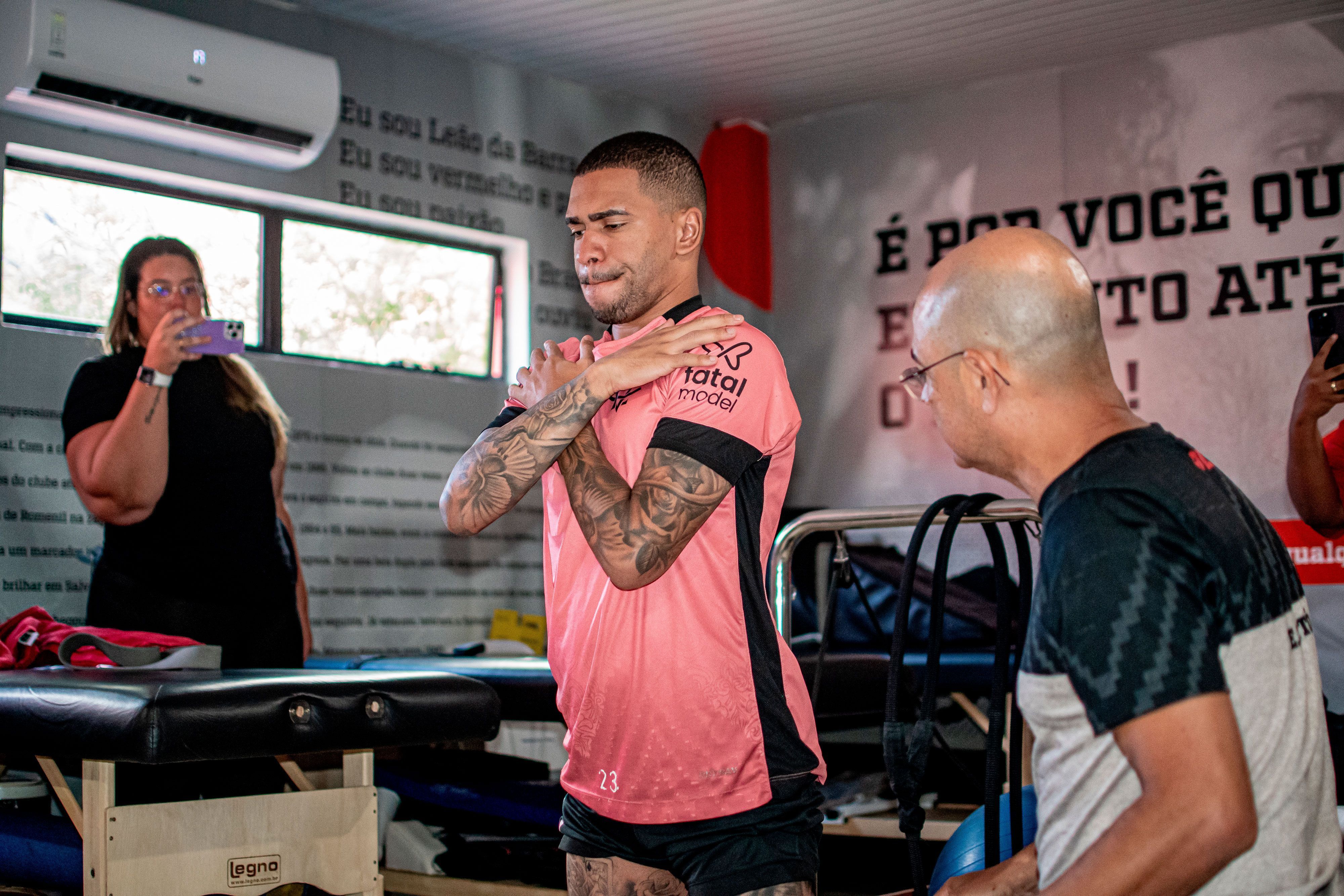 Novo reforço, lateral-esquerdo Lucas Esteves inicia trabalhos no Vitória
