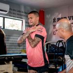 Novo reforço, lateral-esquerdo Lucas Esteves inicia trabalhos no Vitória