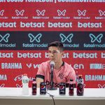 Osvaldo pede carinho com Luan no Vitória: 'Precisa ser abraçado'