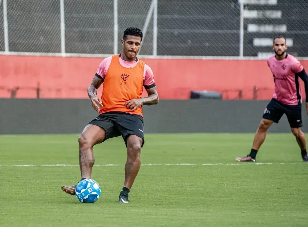 Vitória renova o contrato com o volante Rodrigo Andrade