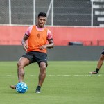 Vitória renova o contrato com o volante Rodrigo Andrade