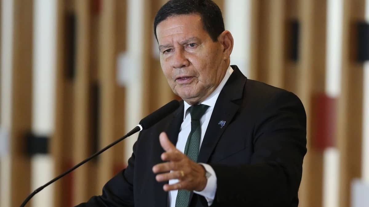 Vídeo: veja pronunciamento do presidente em exercício Hamilton Mourão