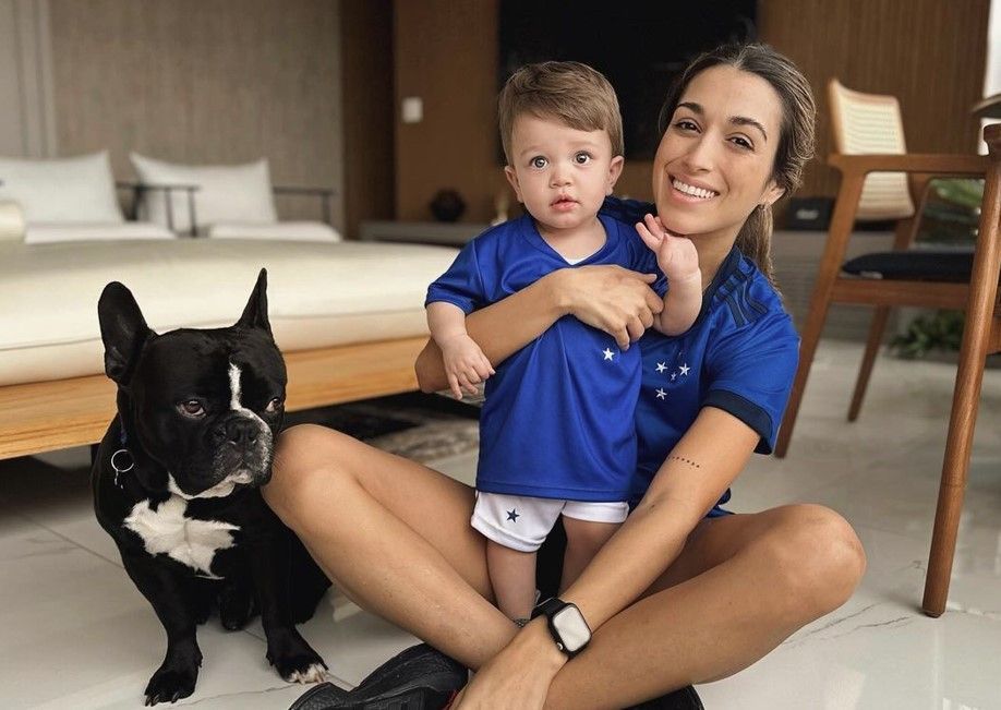 Esposa e filho de Larcamón vestem camisa do Cruzeiro para estreia, e torcida reage