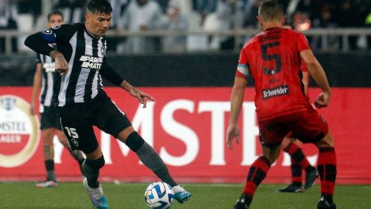 Victor Cuesta, capitão do Botafogo, em ação contra o Patronato