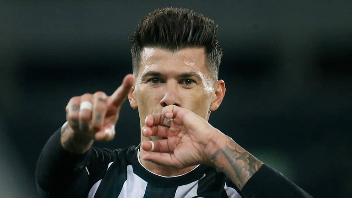 Capitão explica sucesso defensivo do Botafogo e rasga elogios a parceiro