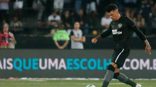 Victor Cuesta em ação contra o Bragantino: capitão está suspenso na próxima rodada