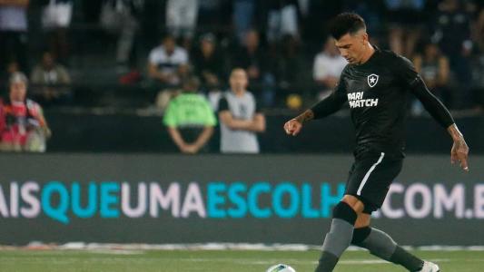 Victor Cuesta em ação contra o Bragantino: capitão está suspenso na próxima rodada