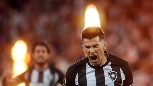 Victor Cuesta lidera a defesa do Botafogo