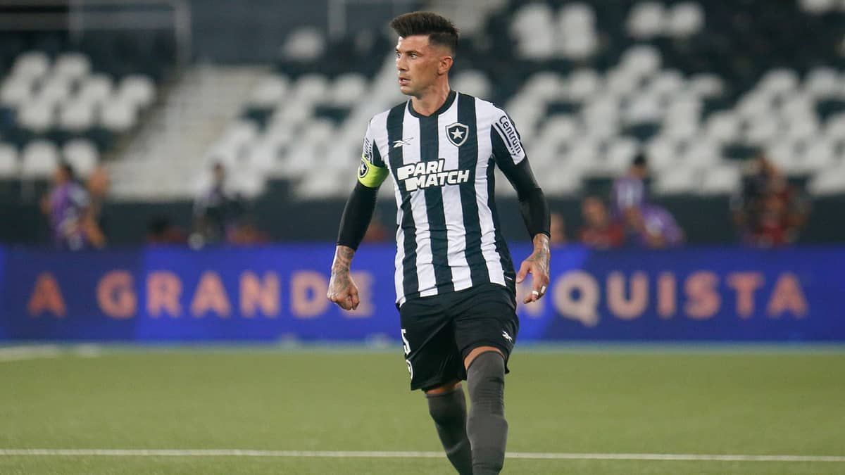 Bahia encaminha a contratação de Victor Cuesta, zagueiro do Botafogo