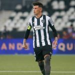 Bahia encaminha a contratação de Victor Cuesta, zagueiro do Botafogo