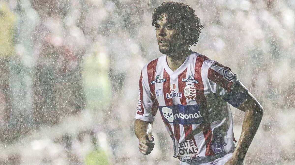 Victor Ferraz cresce no Náutico como meio-campista