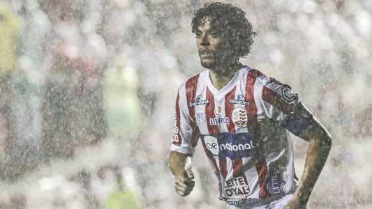 Victor Ferraz, lateral do Náutico que jogou como meia diante do Floresta