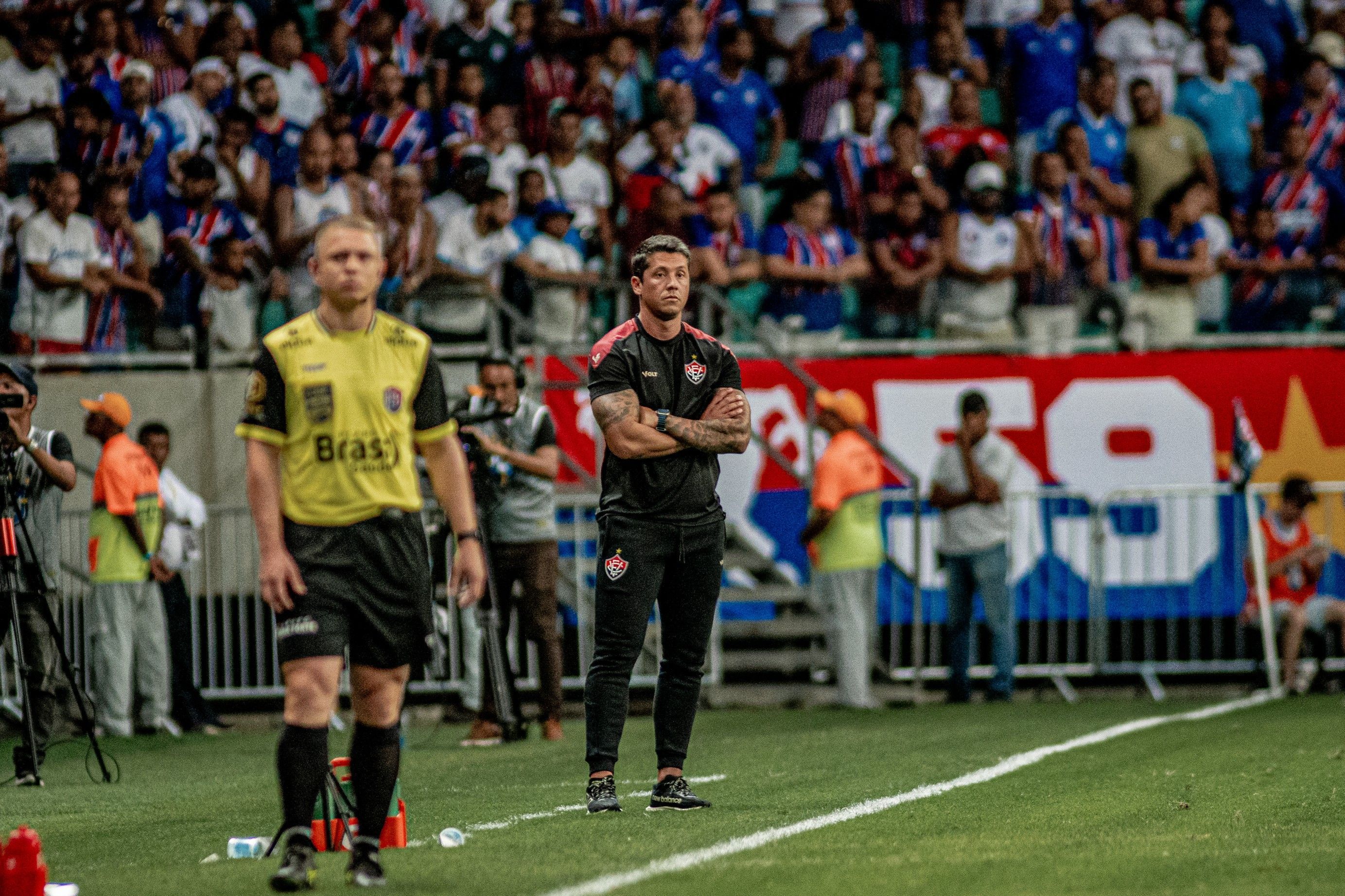 Carpini ironiza não expulsão de Everton Ribeiro no Ba-Vi: 'Se fosse peteleco'