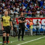 Carpini ironiza não expulsão de Everton Ribeiro no Ba-Vi: 'Se fosse peteleco'