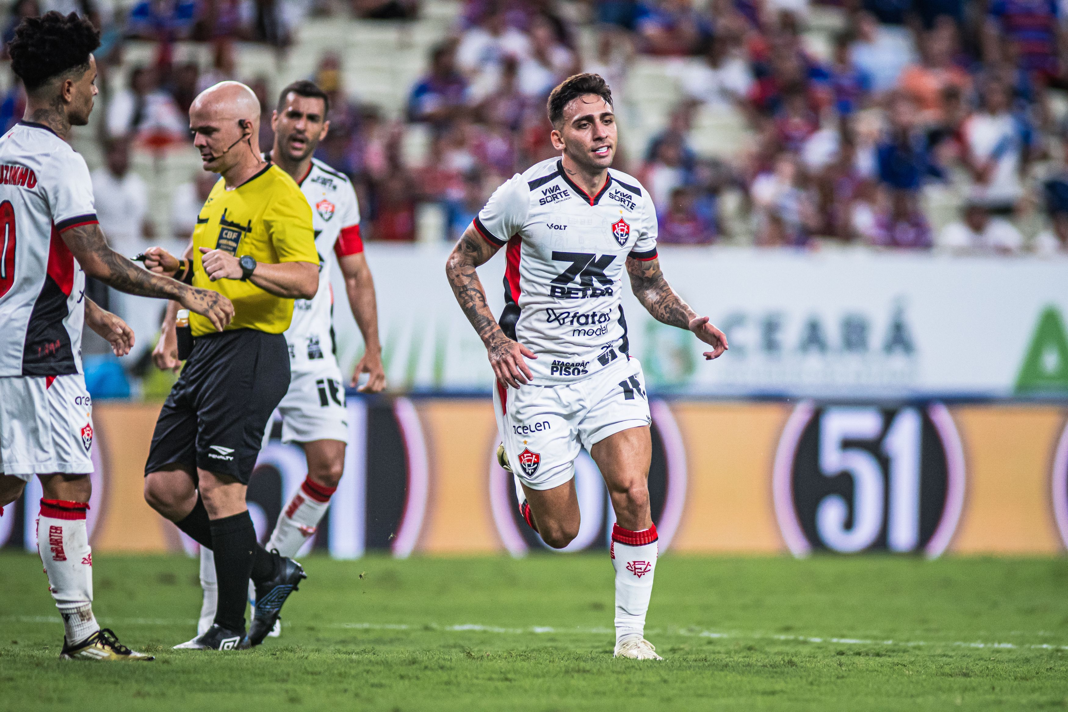 Vitória vira sobre Fortaleza, aumenta série invicta e lidera grupo no Nordestão