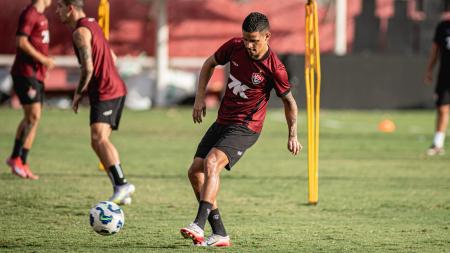 Atacante Erick durante treino do Vitória