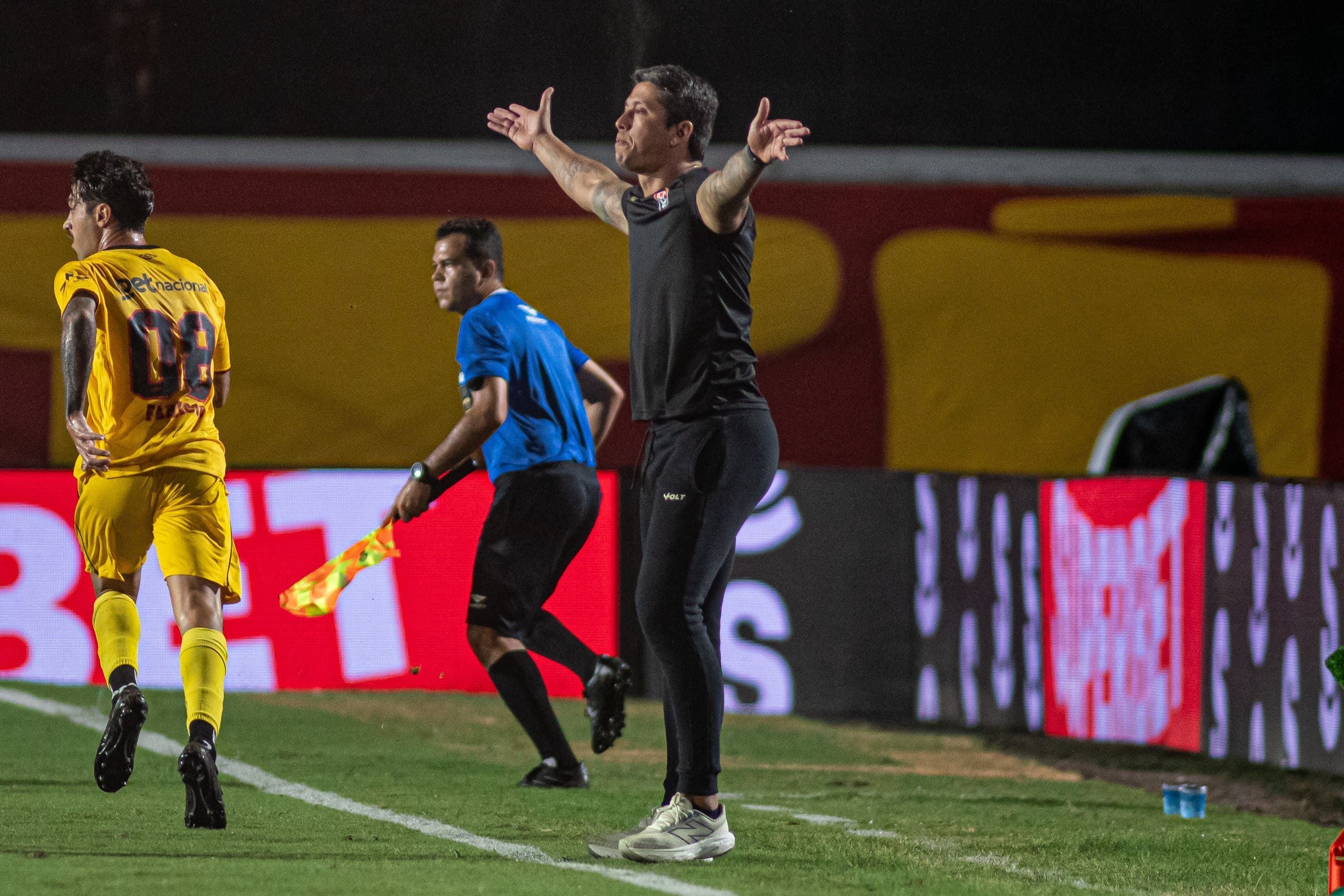 Carpini roda elenco do Vitória, volta a vencer e provoca: 'Quero o Bahia'