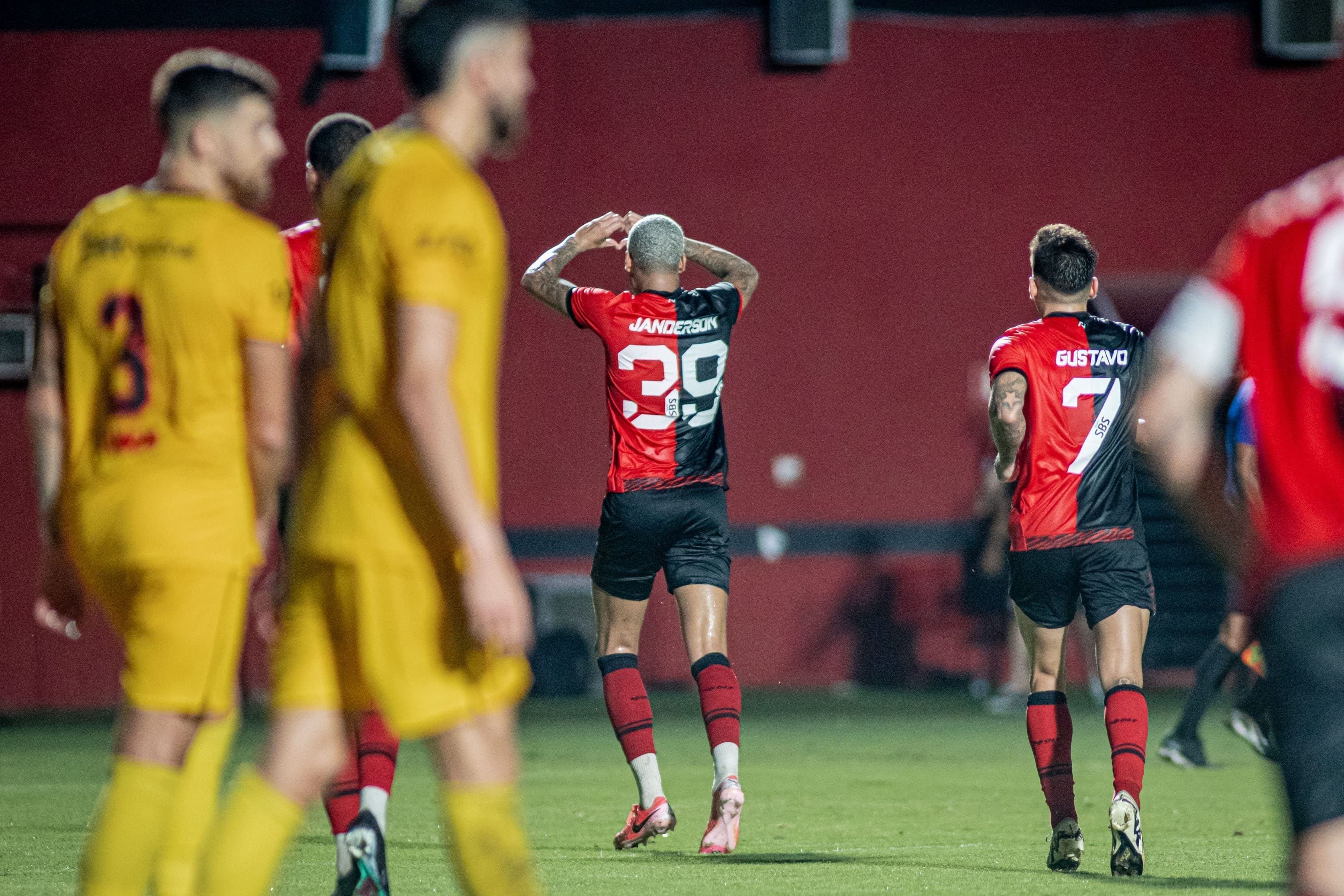 Vitória vence Sport e reassume liderança do Grupo A da Copa do Nordeste