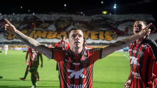 Atacante Renato Kayzer comemora gol do Vitória sobre o rival Bahia