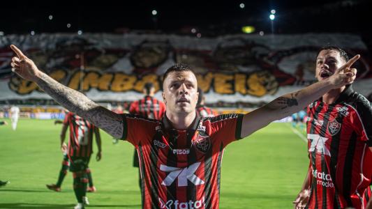 Atacante Renato Kayzer comemora gol do Vitória sobre o rival Bahia