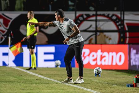 Thiago Carpini, técnico do Vitória na beira do gramado