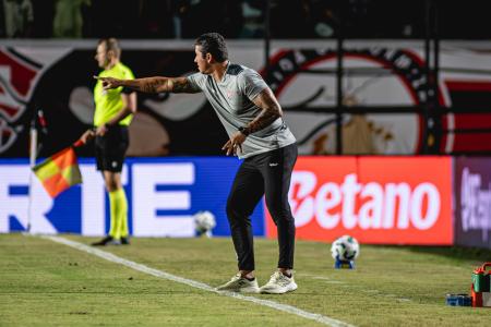 Thiago Carpini, técnico do Vitória na beira do gramado